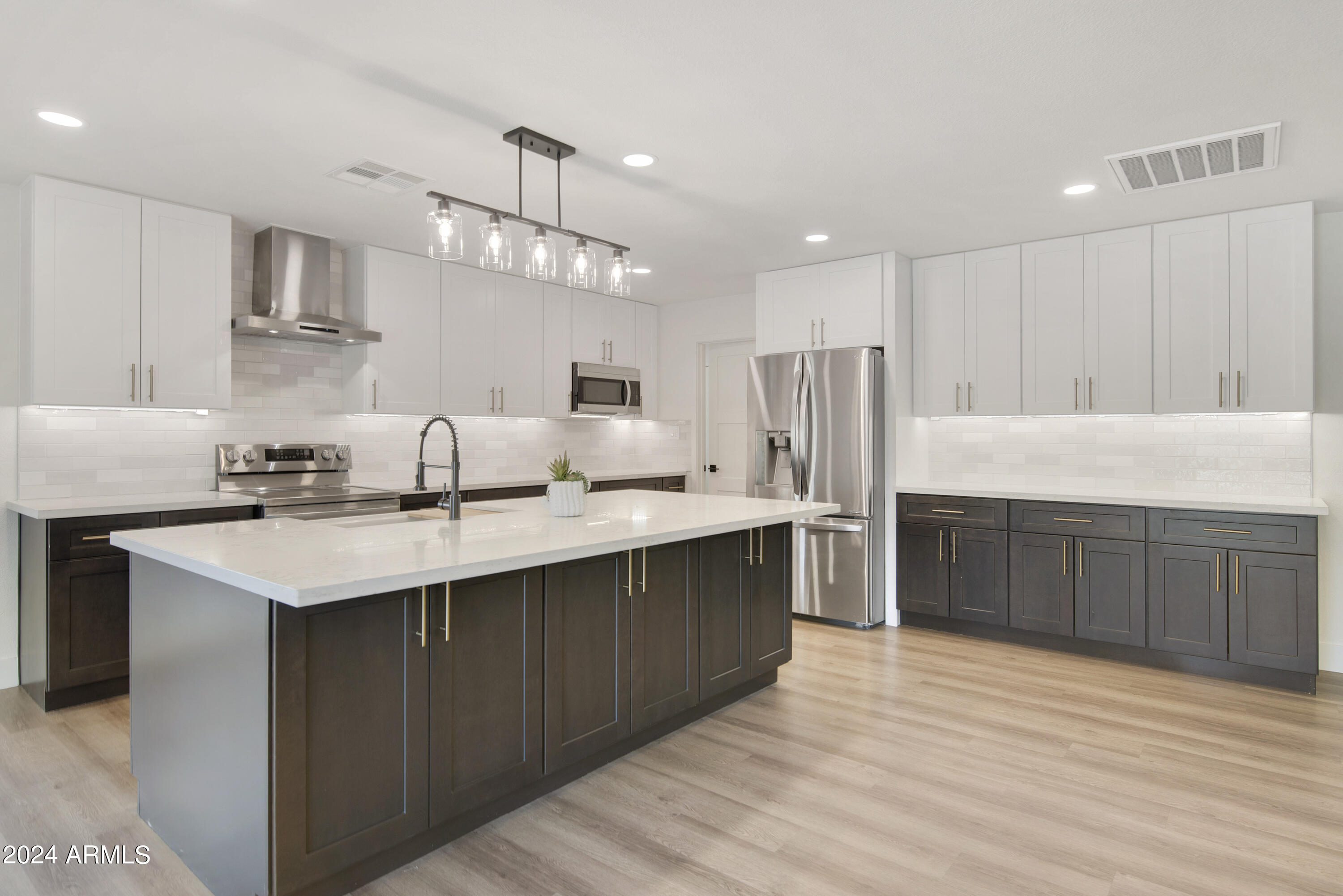 3968 West Hearn Road Phoenix, AZ 85053 - Photo 3 of 39 3968 W HEARN RD, Phoenix - Kitchen