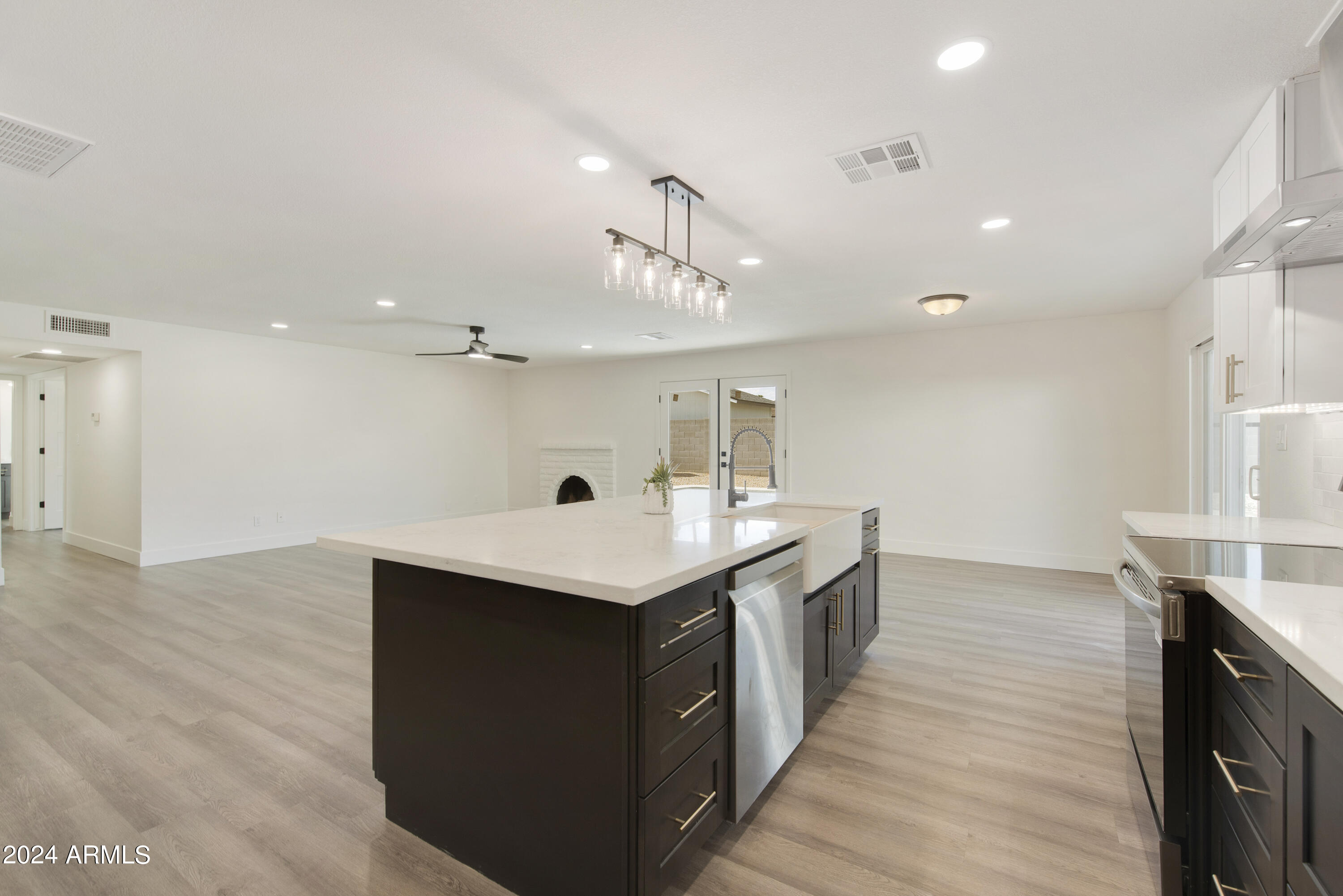 3968 West Hearn Road Phoenix, AZ 85053 - Photo 4 of 39 3968 W HEARN RD, Phoenix - Kitchen