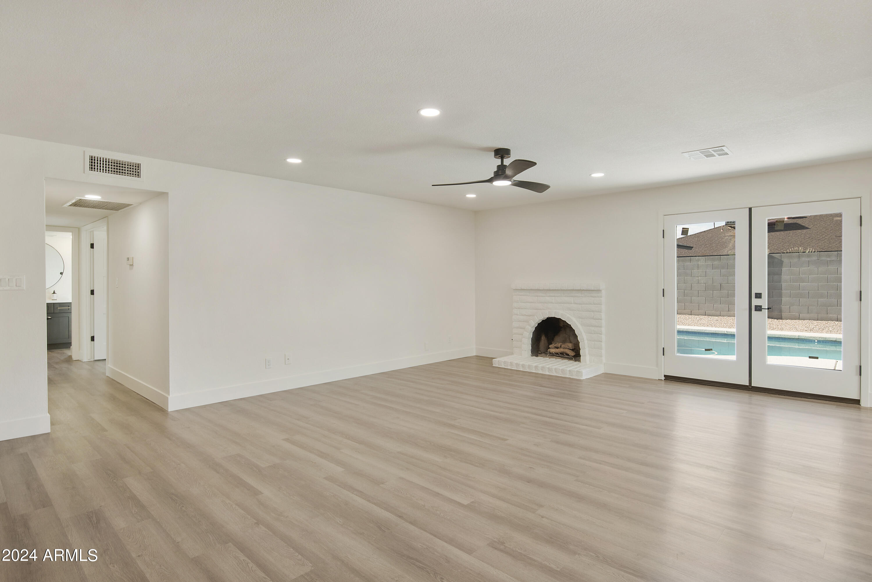 3968 West Hearn Road Phoenix, AZ 85053 - Photo 5 of 39 3968 W HEARN RD, Phoenix - Living room