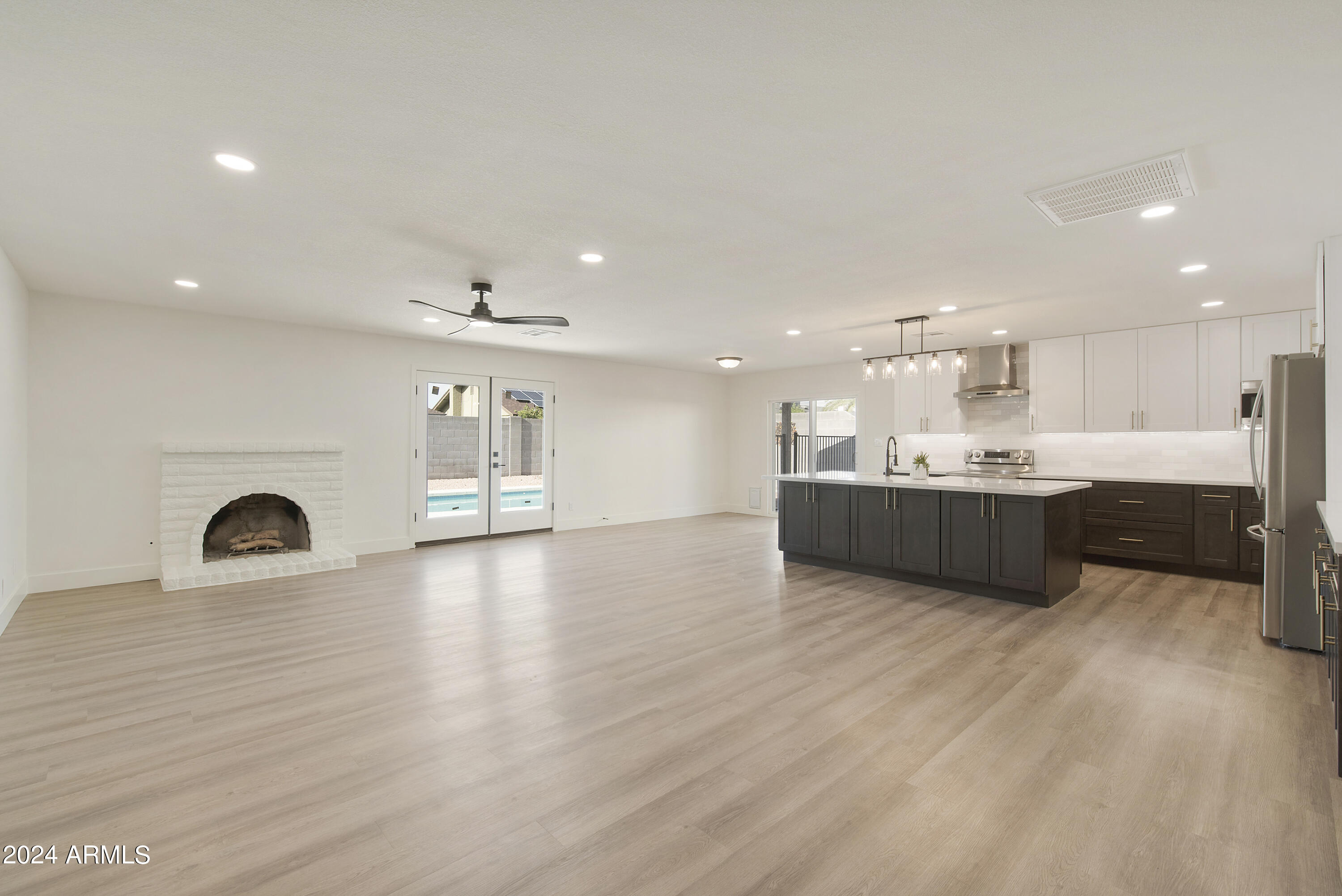 3968 West Hearn Road Phoenix, AZ 85053 - Photo 10 of 39 3968 W HEARN RD, Phoenix - Living Room