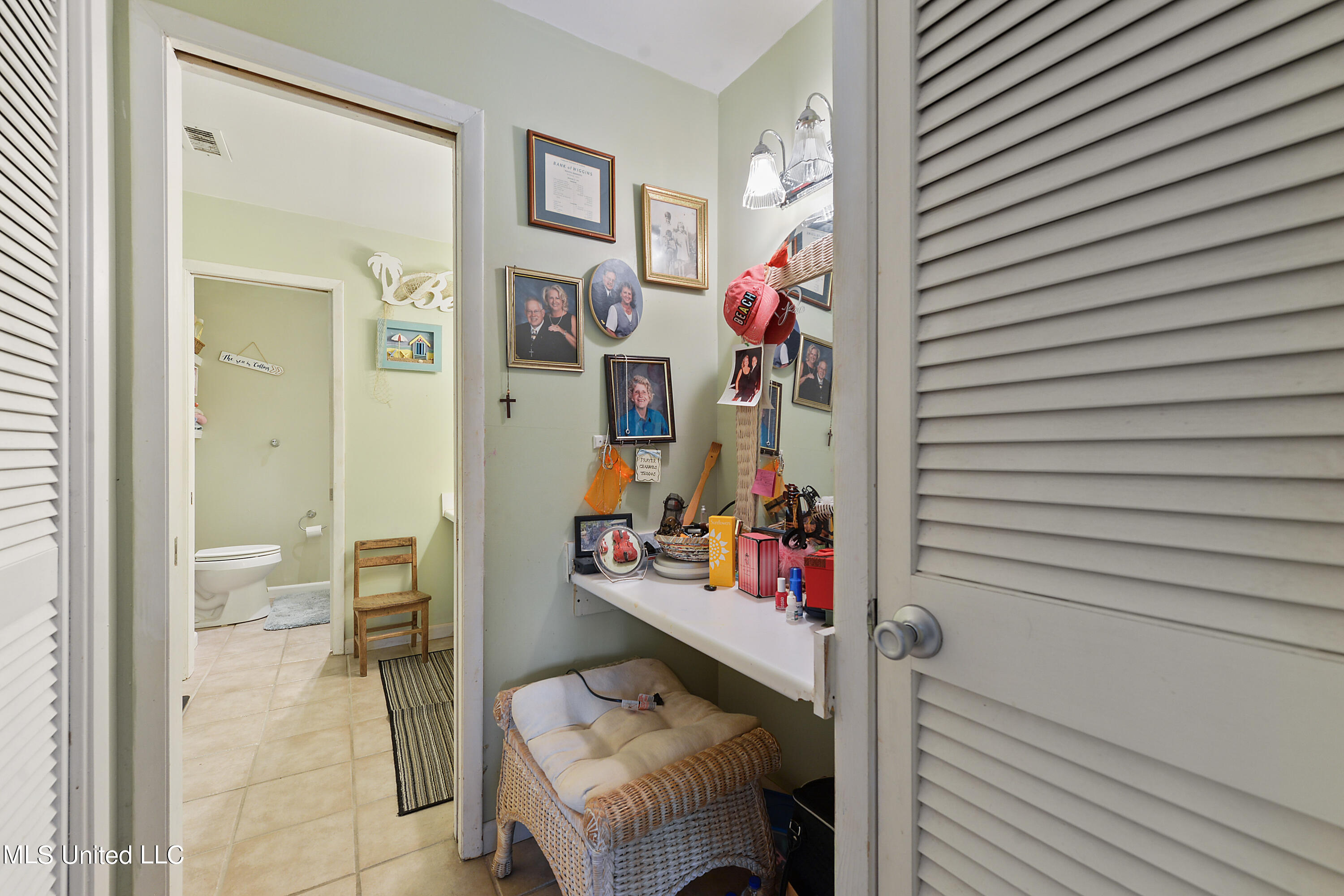 2501 Gulf Avenue, Unit 12 Gulfport, MS 39501 - Photo 19 of 38 Dressing room