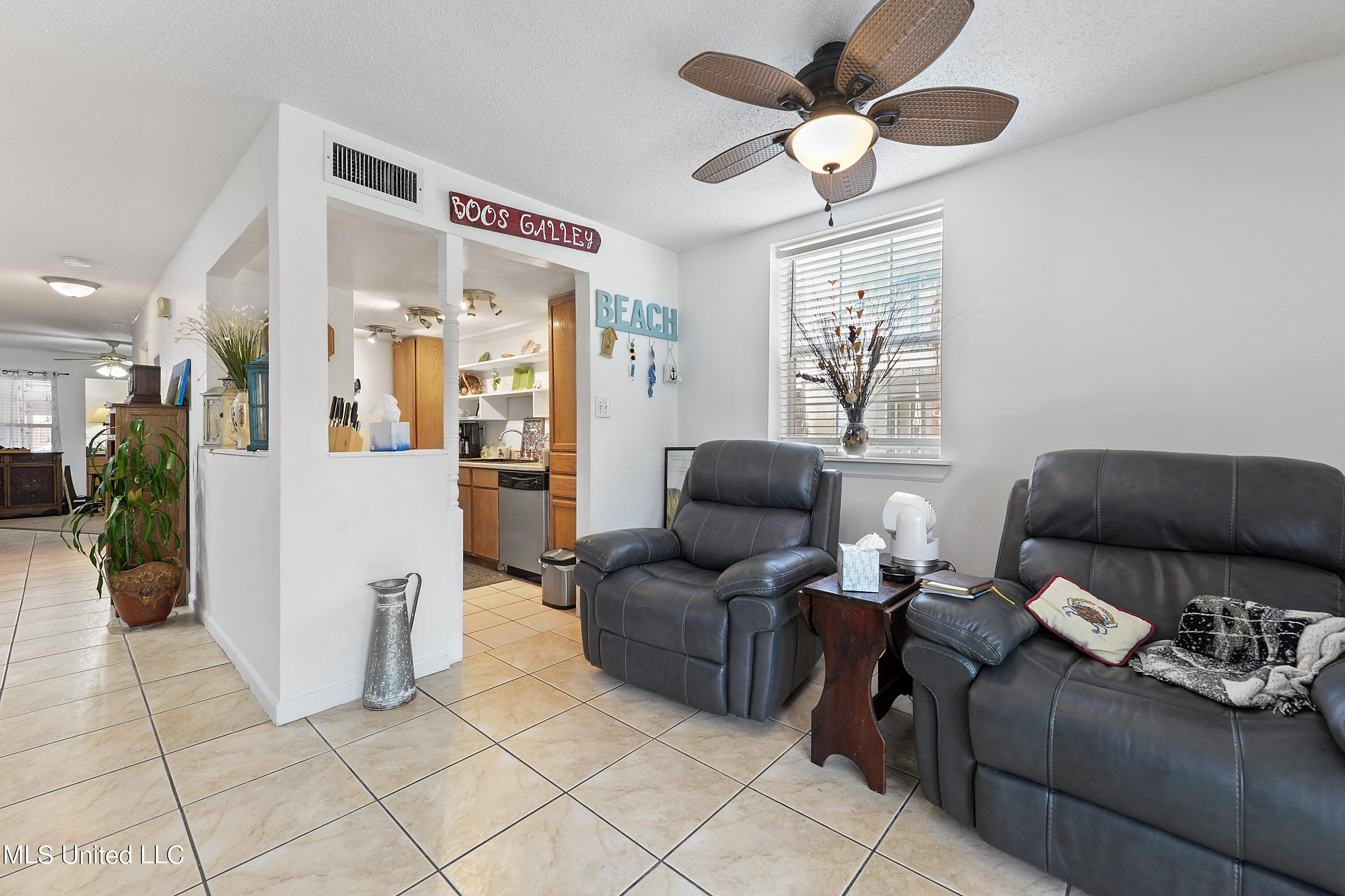 2501 Gulf Avenue, Unit 12 Gulfport, MS 39501 - Photo 4 of 38 Livingroom