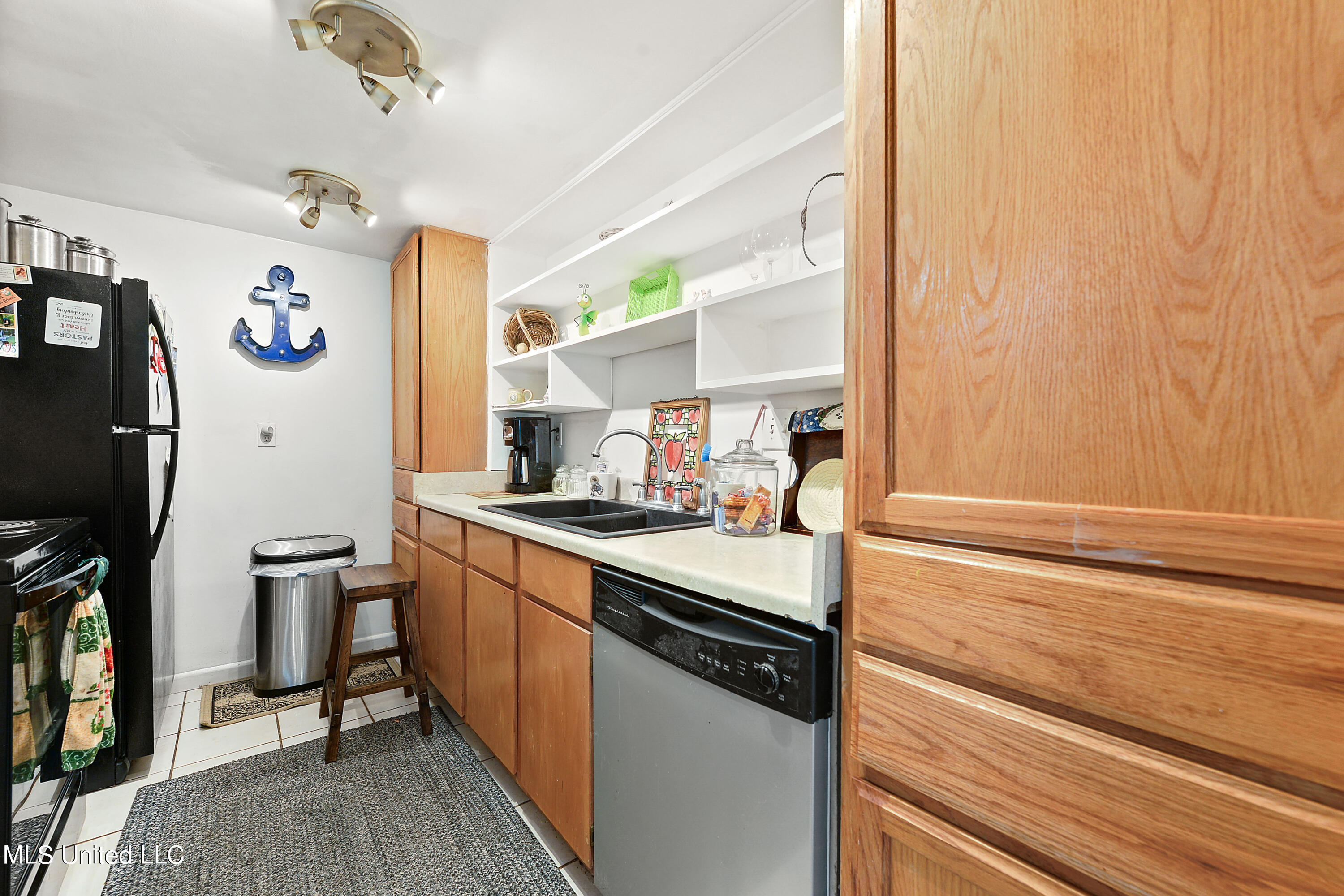 2501 Gulf Avenue, Unit 12 Gulfport, MS 39501 - Photo 9 of 38 Kitchen