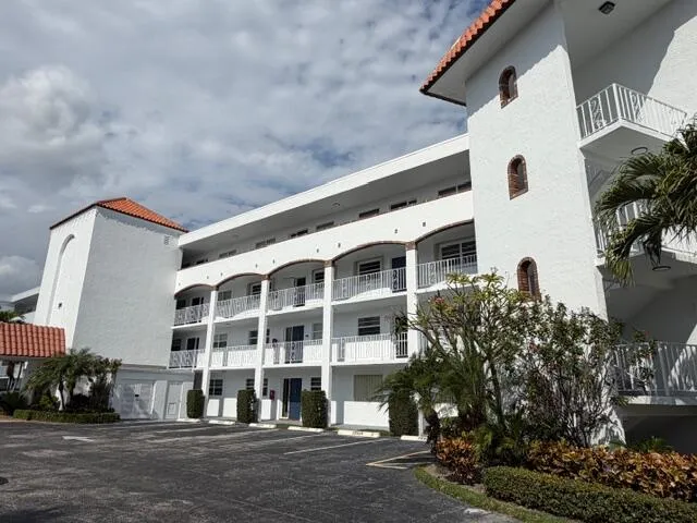 $4,000 | 28 Yacht Club Drive, Unit 107, North Palm Beach, FL 33408