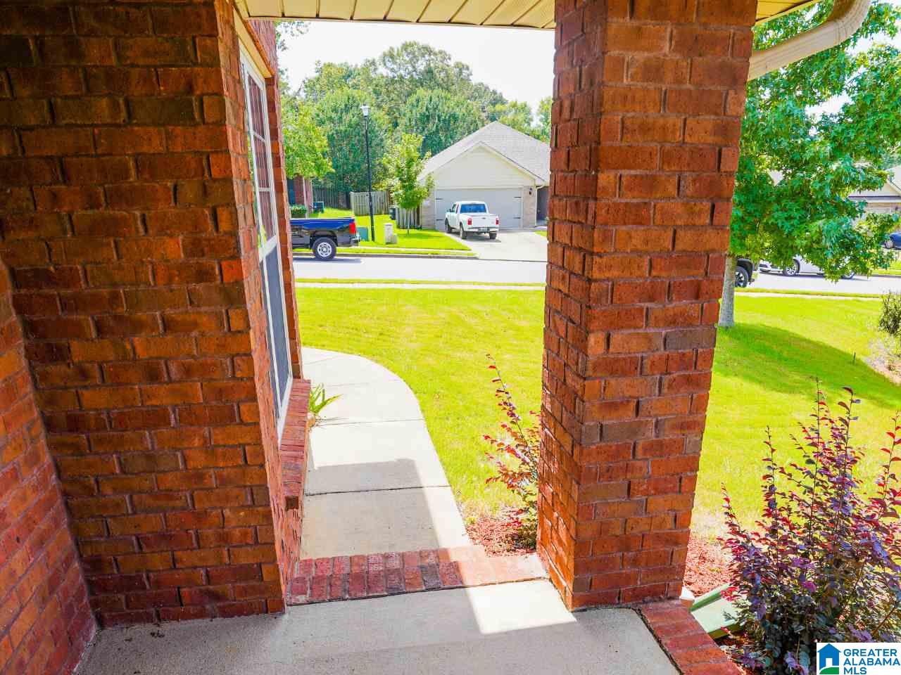 208 Stoney Trail Alabaster, AL 35114 - Photo 2 of 32