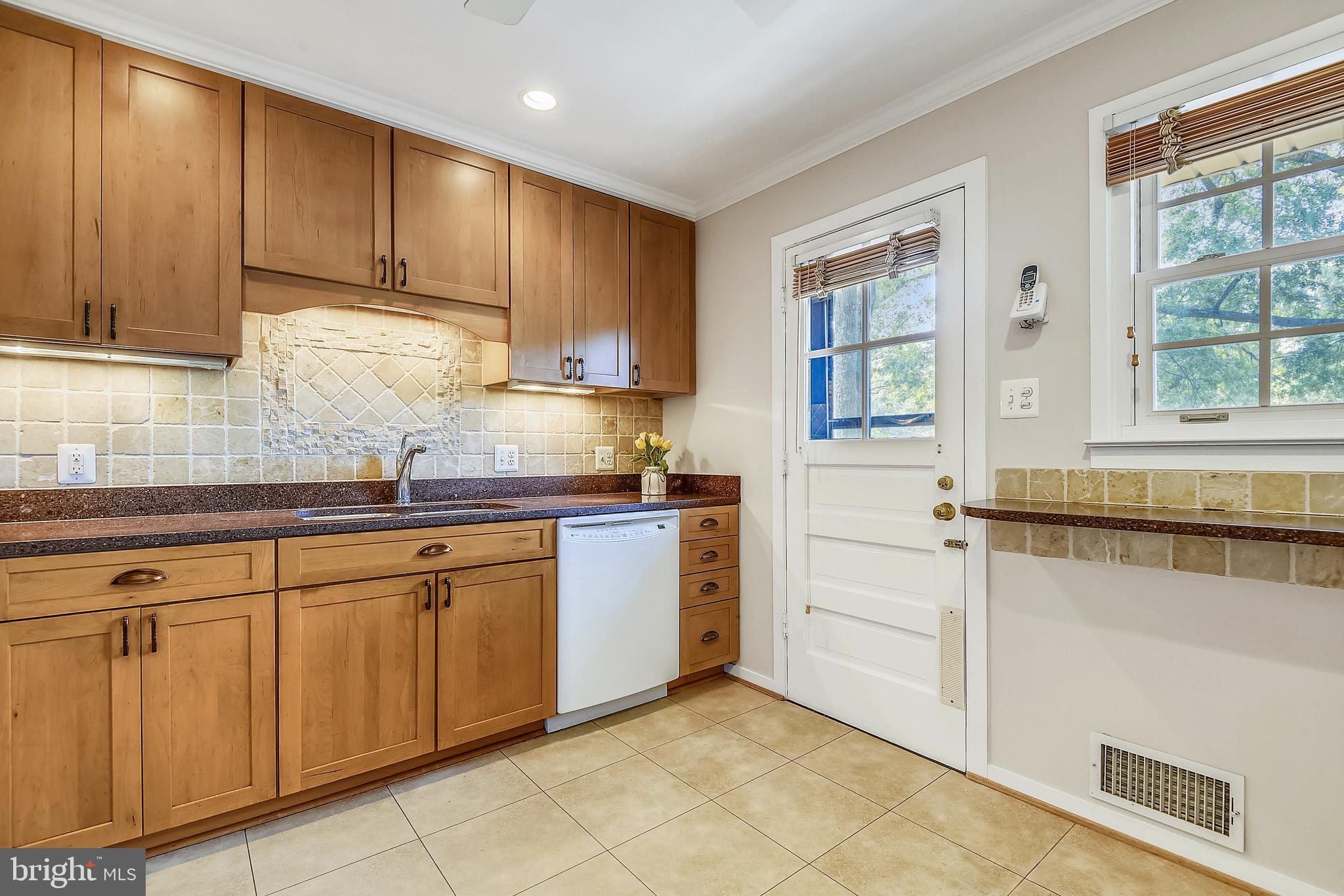 7925 Ellet Road Springfield, VA 22151 - Photo 23 of 58 Beautiful silestone countertops.