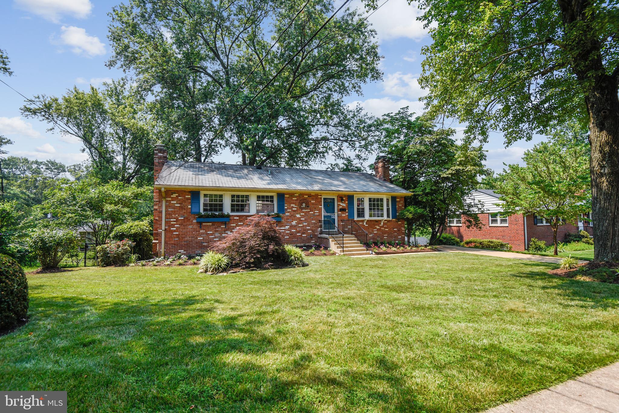 7925 Ellet Road Springfield, VA 22151 - Photo 4 of 58 Nice flat manicured yard for hours of play!