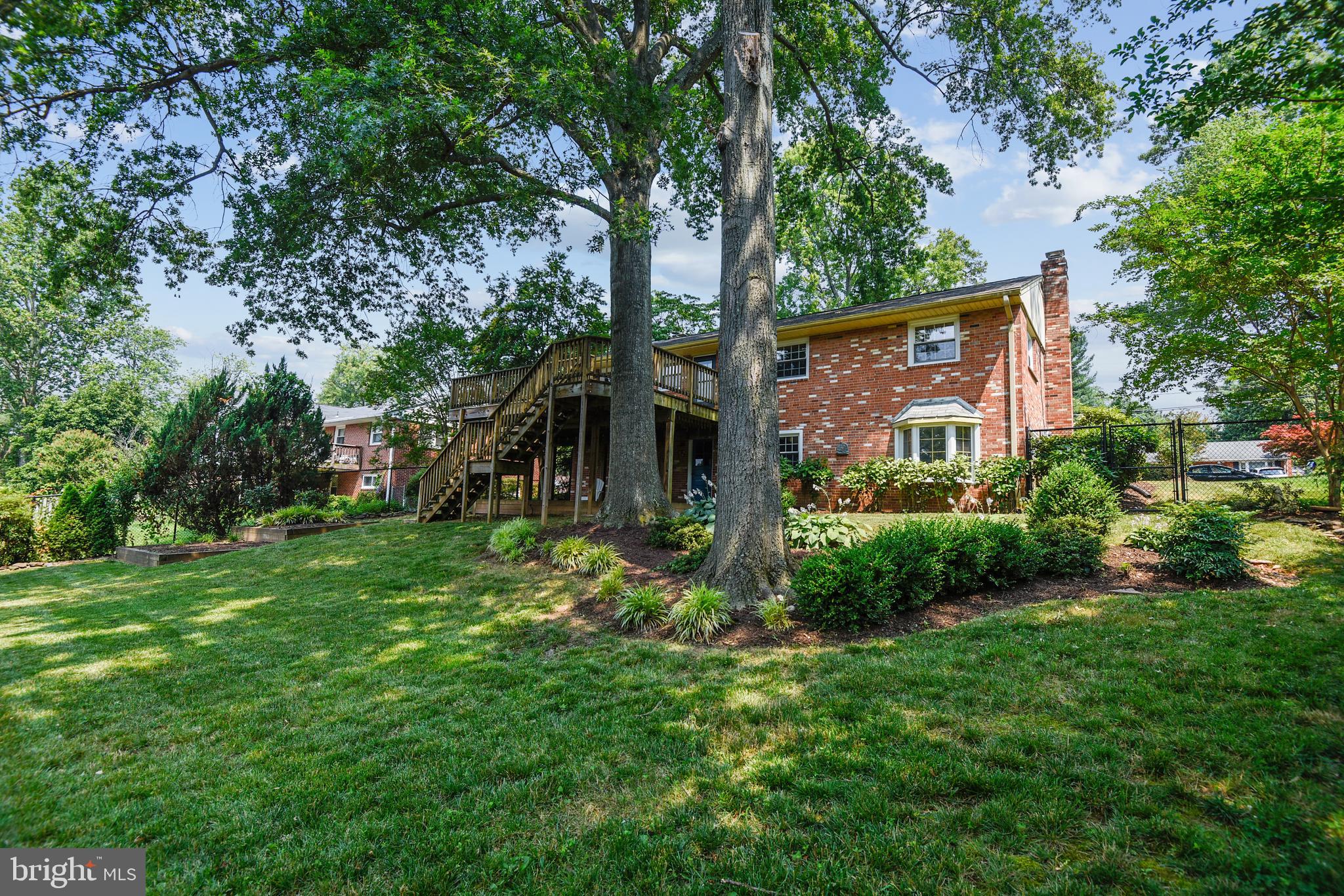 7925 Ellet Road Springfield, VA 22151 - Photo 7 of 58 Lush landscaping.