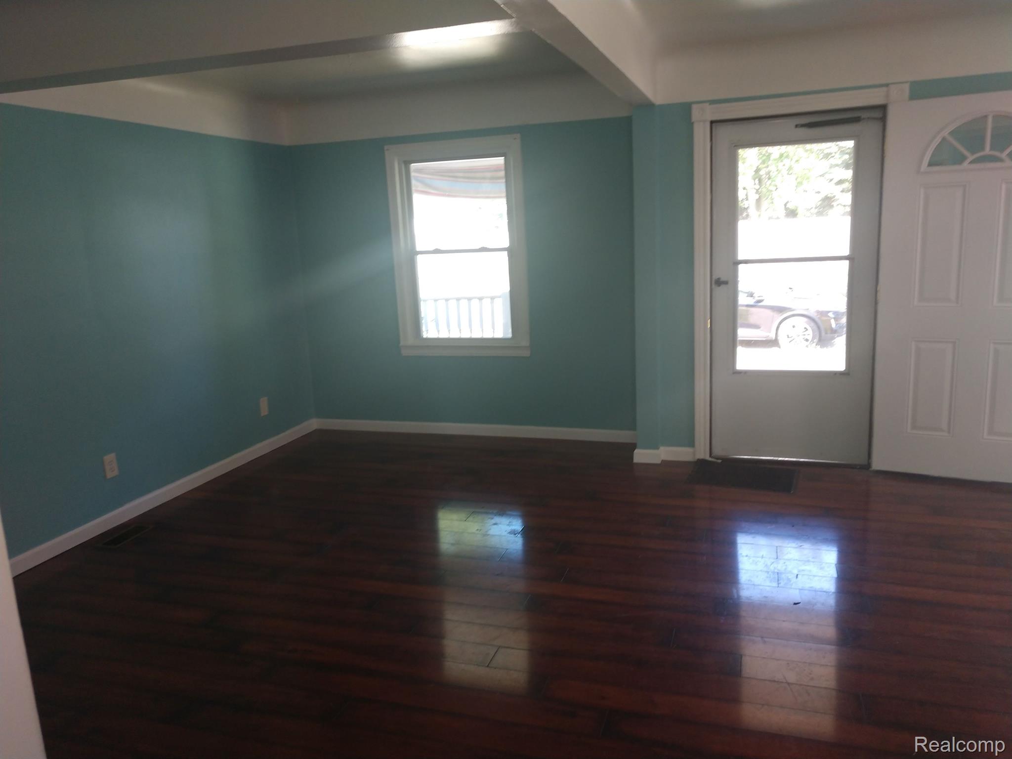17947 Reed Street Melvindale, MI 48122 - Photo 8 of 25 HUGE 23X15 LIVING ROOM AND FRONT ENTRY DOOR.
