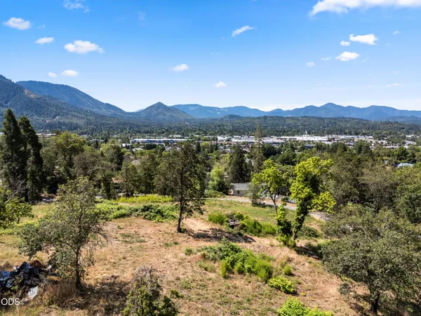 $179,000 | 701 Northeast Tokay Heights, Grants Pass, OR 97526