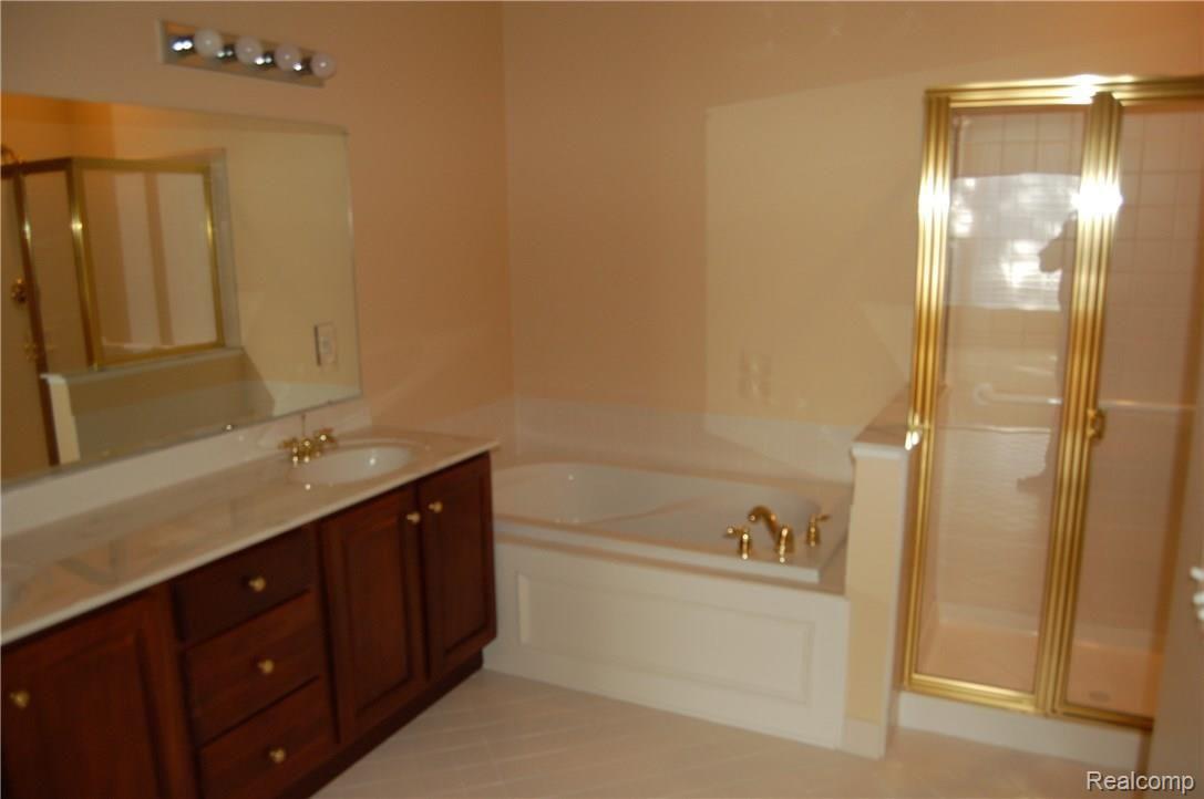 3616 Winding Brk Circle Rochester, MI 48309 - Photo 14 of 30 Master Bedroom Bath