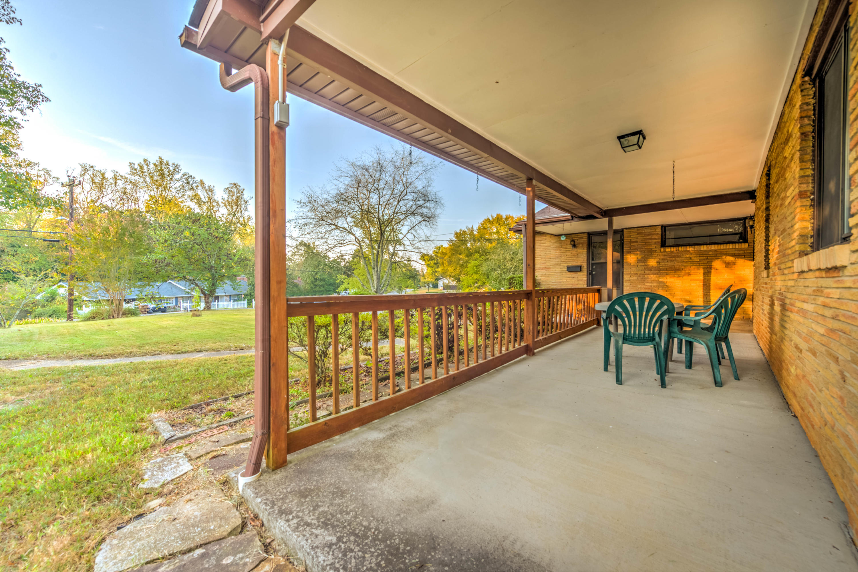 136 Outer Drive Oak Ridge, TN 37830 - Photo 4 of 32 3.2 (2)