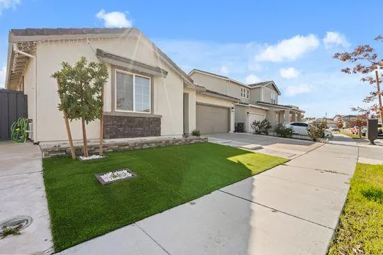 a view of an house with backyard porch and garden