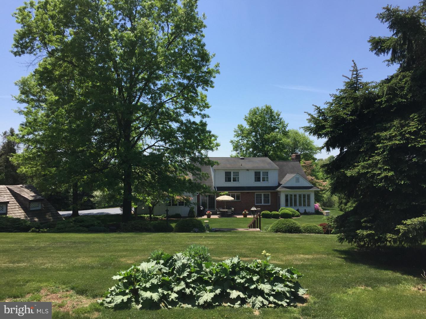 561 Gaul Road Reading, PA 19608 - Photo 3 of 23