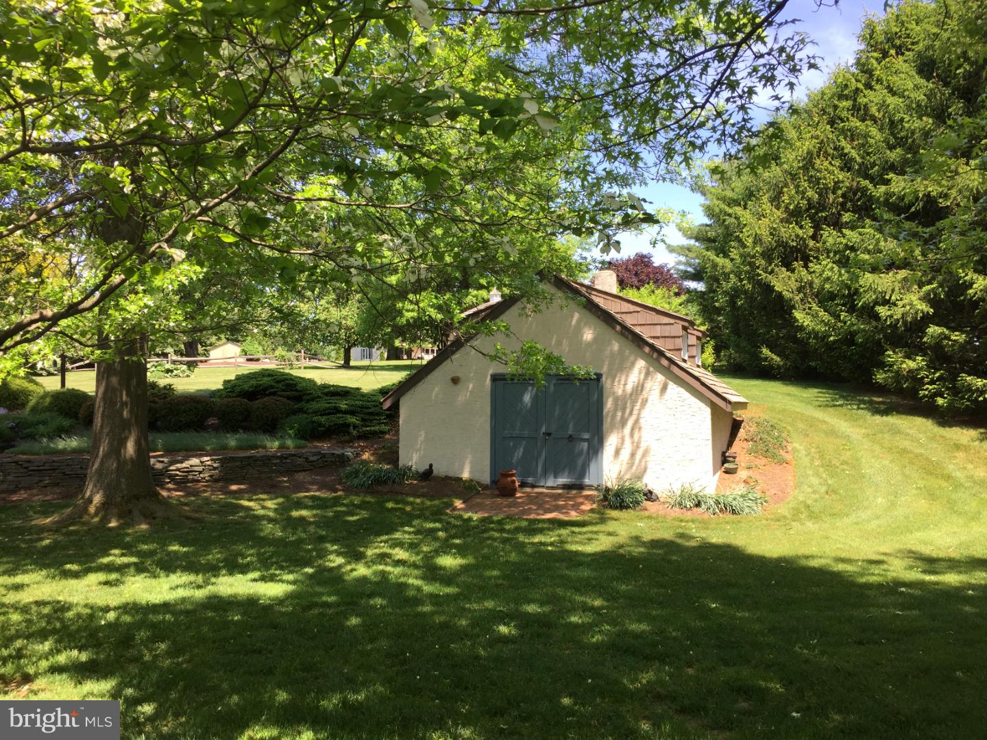 561 Gaul Road Reading, PA 19608 - Photo 4 of 23