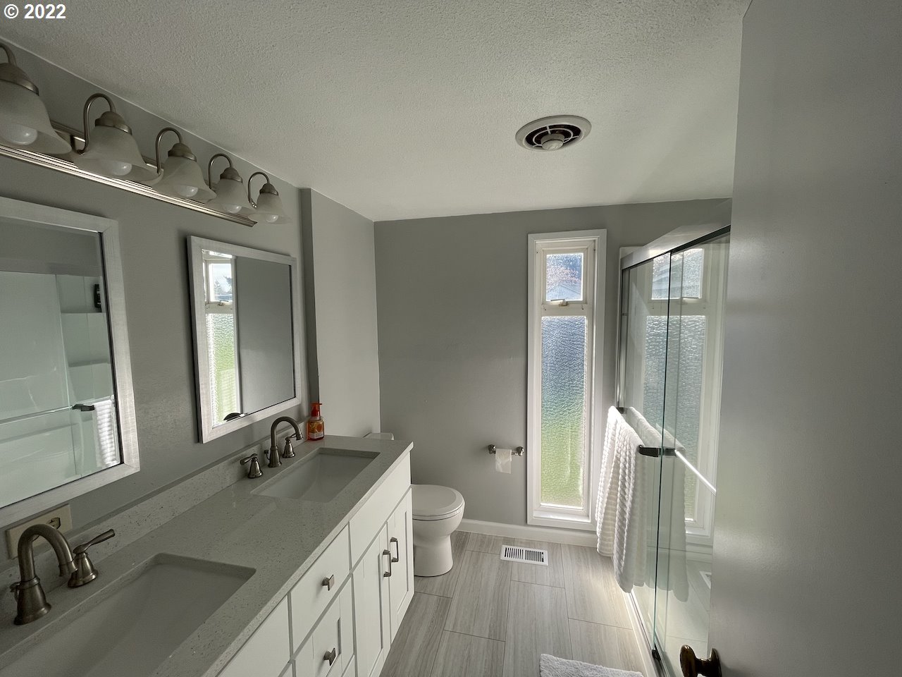3203 Raleighwood Avenue Springfield, OR 97477 - Photo 14 of 28 a bathroom with a double vanity sink a toilet and a mirror