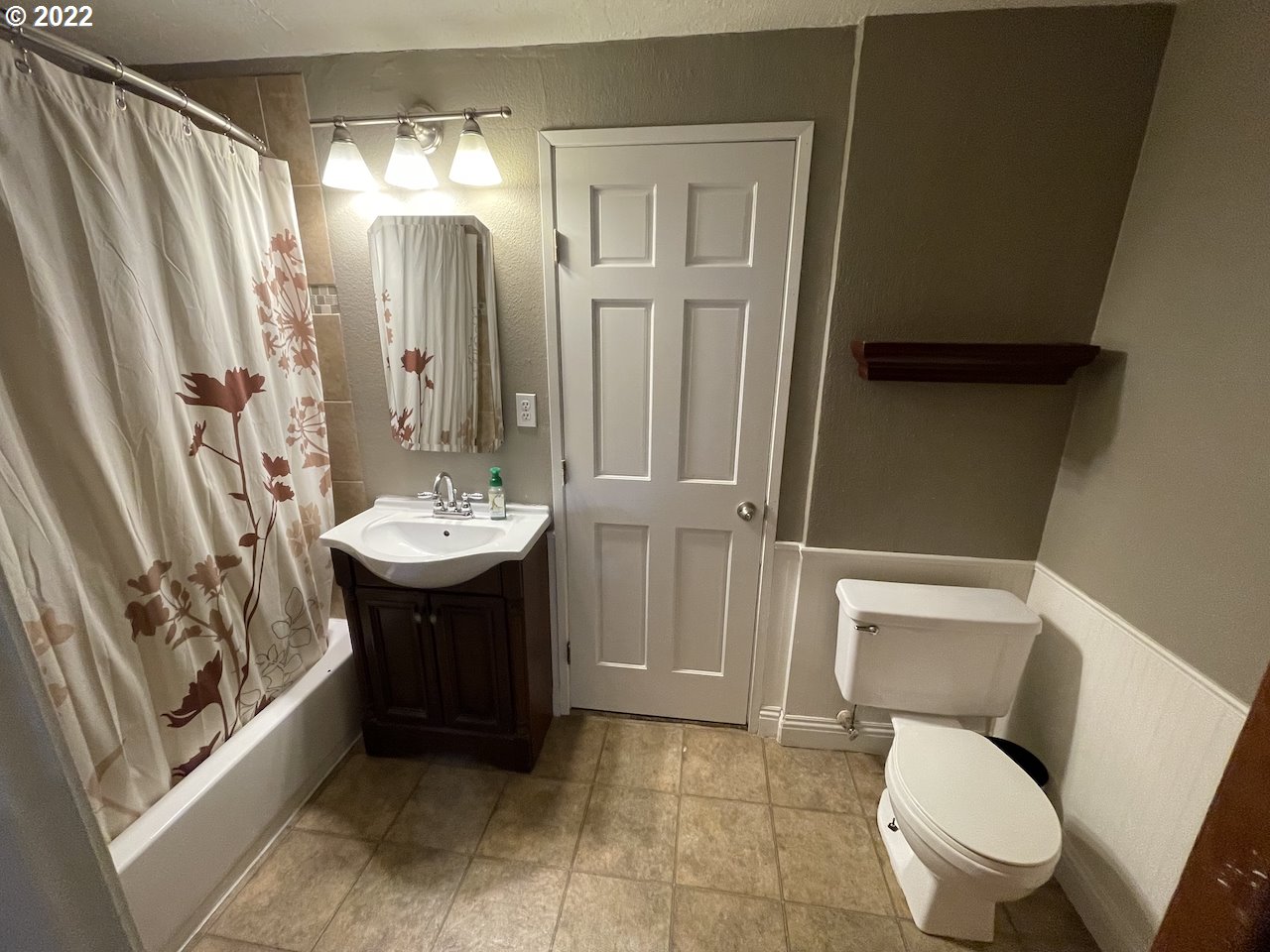 3203 Raleighwood Avenue Springfield, OR 97477 - Photo 23 of 28 a bathroom with a sink a toilet and shower