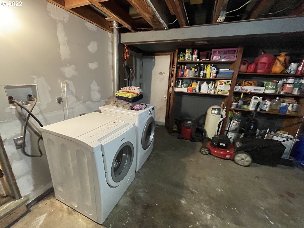 3203 Raleighwood Avenue Springfield, OR 97477 - Photo 25 of 28 a utility room with dryer and washer