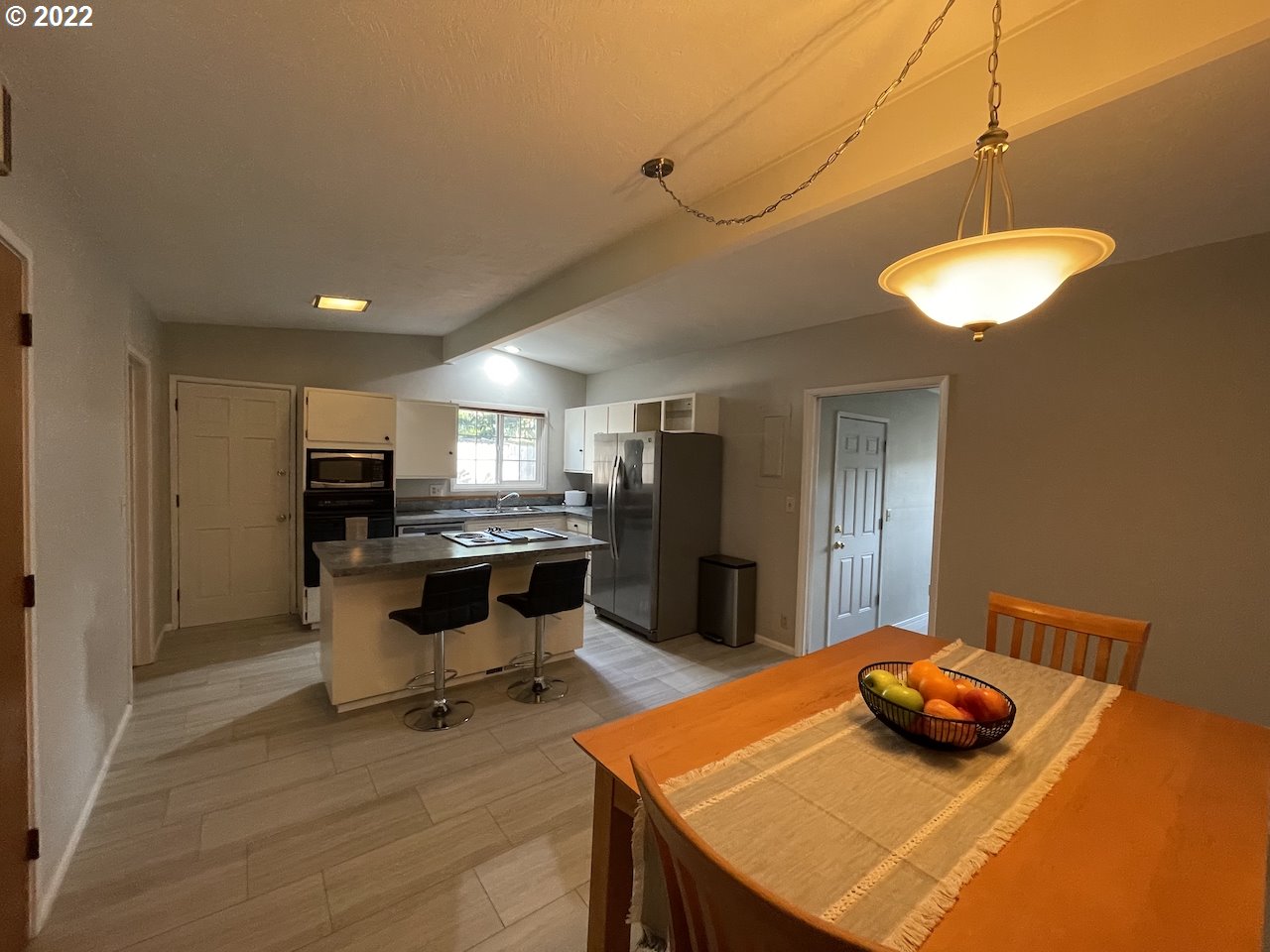 3203 Raleighwood Avenue Springfield, OR 97477 - Photo 8 of 28 a kitchen with a table and chairs in it