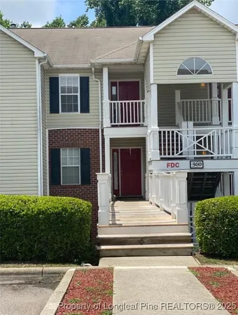 a view of front a house with a yard
