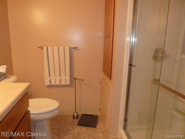 28401 New Castle Road Farmington, MI 48331 - Photo 9 of 12 2ND FULL BATH