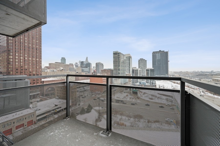 235 West Van Buren Street, Unit 1506 Chicago, IL 60607 - Photo 11 of 16 a view of a terrace with sky view
