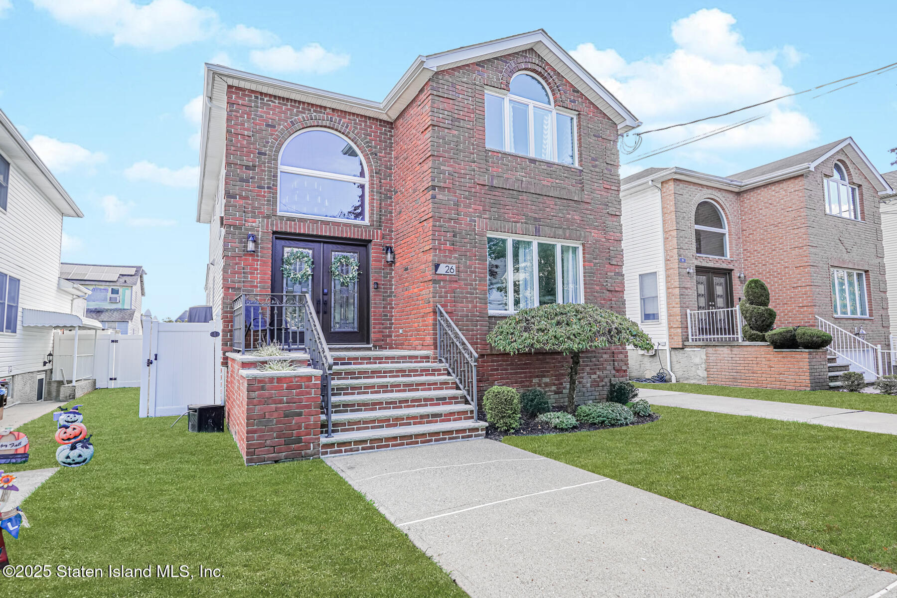 26 Rochelle Place Staten Island, NY 10312 - Photo 2 of 47 a front view of a house with garden