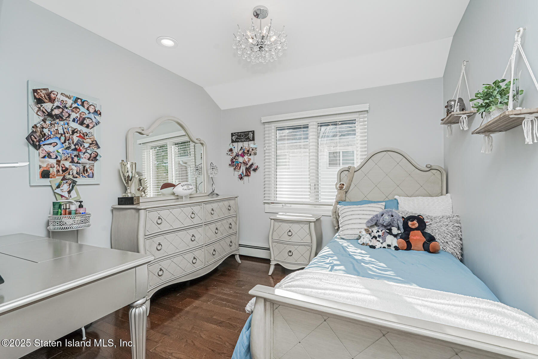 26 Rochelle Place Staten Island, NY 10312 - Photo 27 of 47 a bedroom with a bed and a potted plant