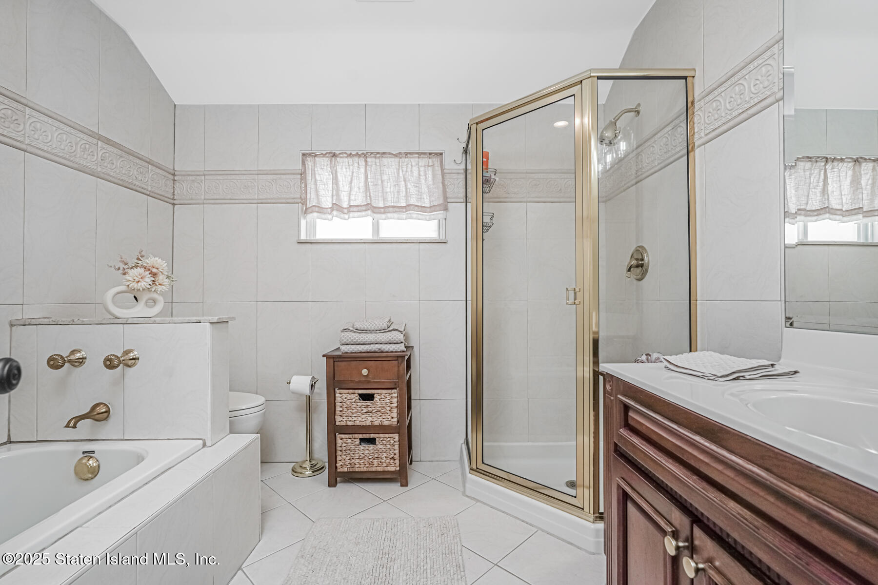 26 Rochelle Place Staten Island, NY 10312 - Photo 34 of 47 a bathroom with a bathtub a sink and a large mirror