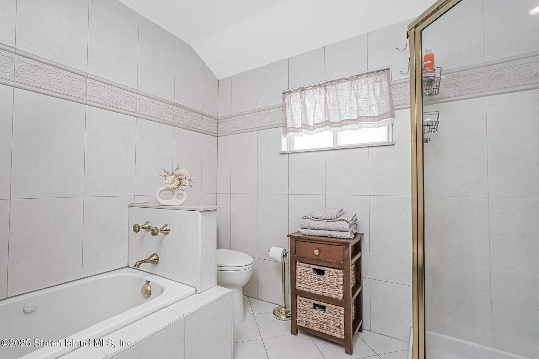 26 Rochelle Place Staten Island, NY 10312 - Photo 35 of 47 a bathroom with a bathtub and a window