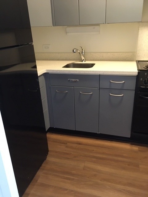 5757 North Sheridan Road, Unit 9G Chicago, IL 60660 - Photo 12 of 16 a bathroom with a sink and a mirror
