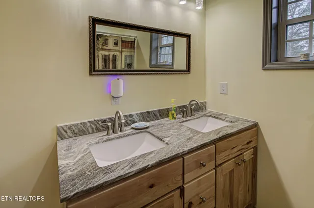 $629,900 | 3875 Poplar Lane, Kodak, TN 37764