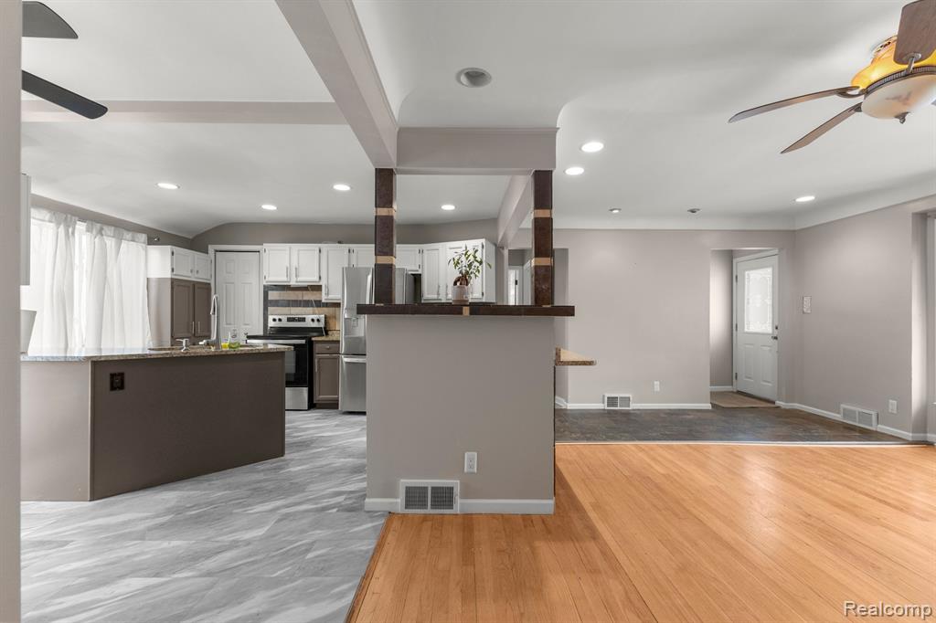 4255 Samoset Road Royal Oak, MI 48073 - Photo 9 of 38