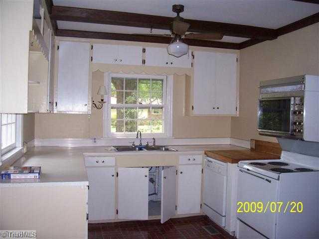 600 Florham Drive High Point, NC 27262 - Photo 3 of 8 Kitchen.