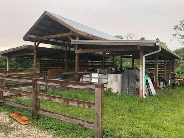 a view of a house with backyard and porch