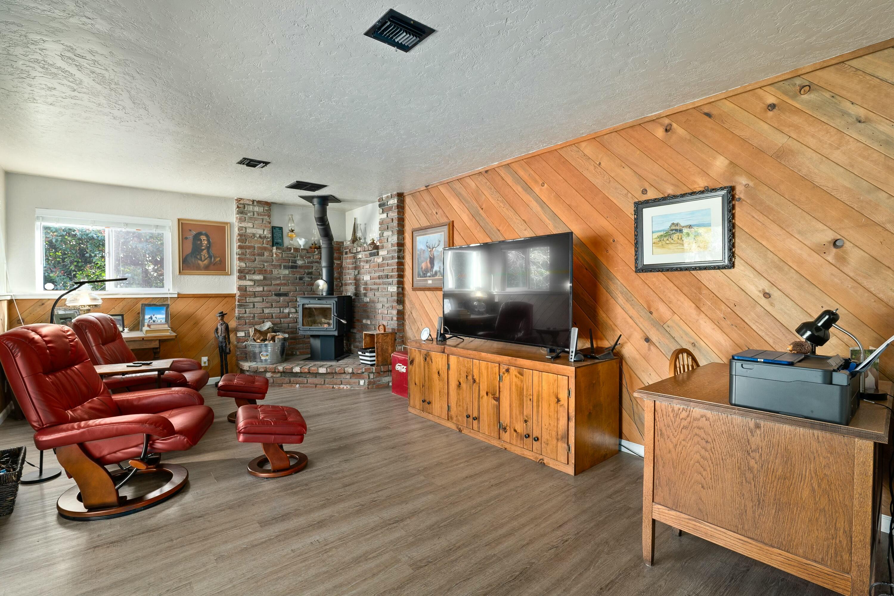 111 Espey Road Grants Pass, OR 97527 - Photo 17 of 48 Living Room