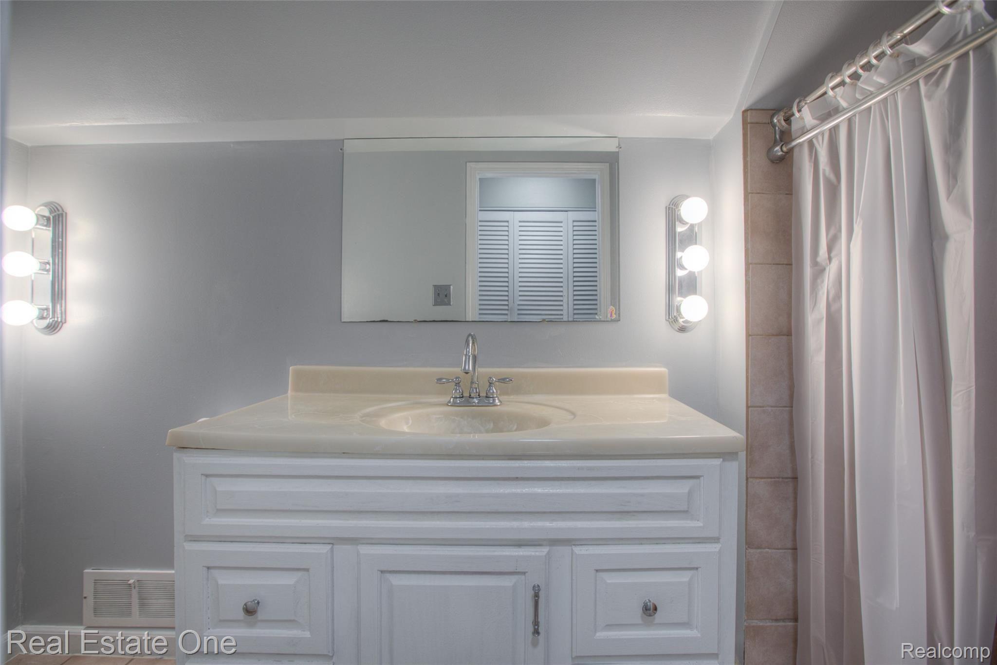 22141 Donaldson Street Dearborn, MI 48124 - Photo 18 of 22 -19.jpg