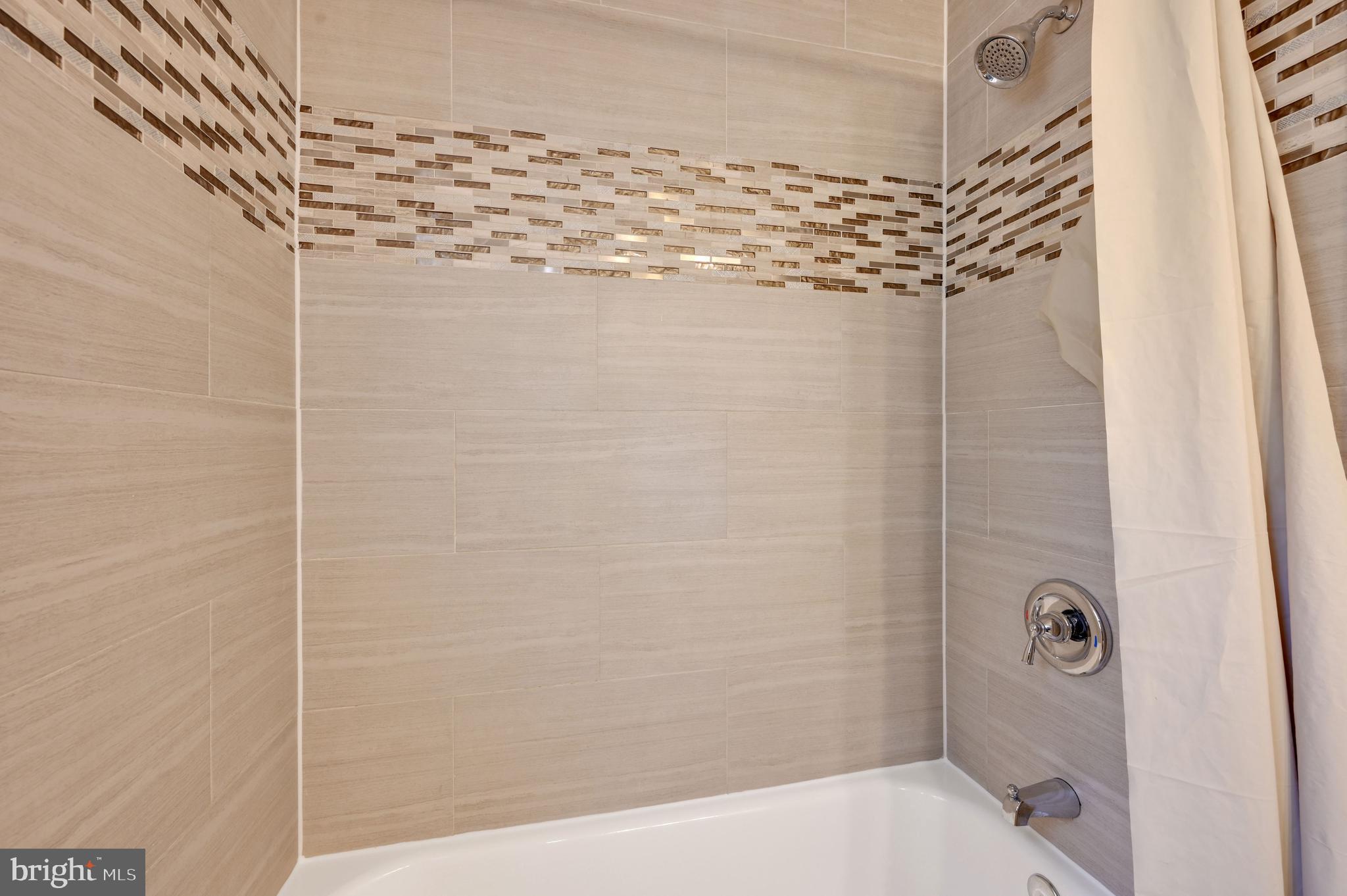 3631 South Kemper Road Arlington, VA 22206 - Photo 13 of 30 Second bathroom tub shower