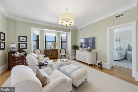 $619,999 | 250 South 13th Street, Unit 8D, Philadelphia, PA 19107