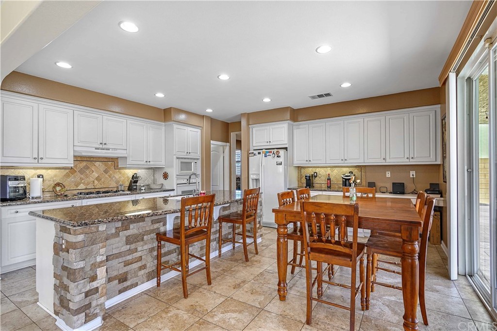 7960 Tallow Tree Circle Eastvale, CA 92880 - Photo 10 of 31