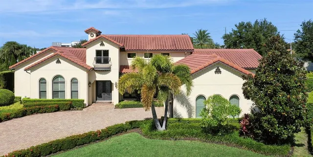 a view of a yard in front of house