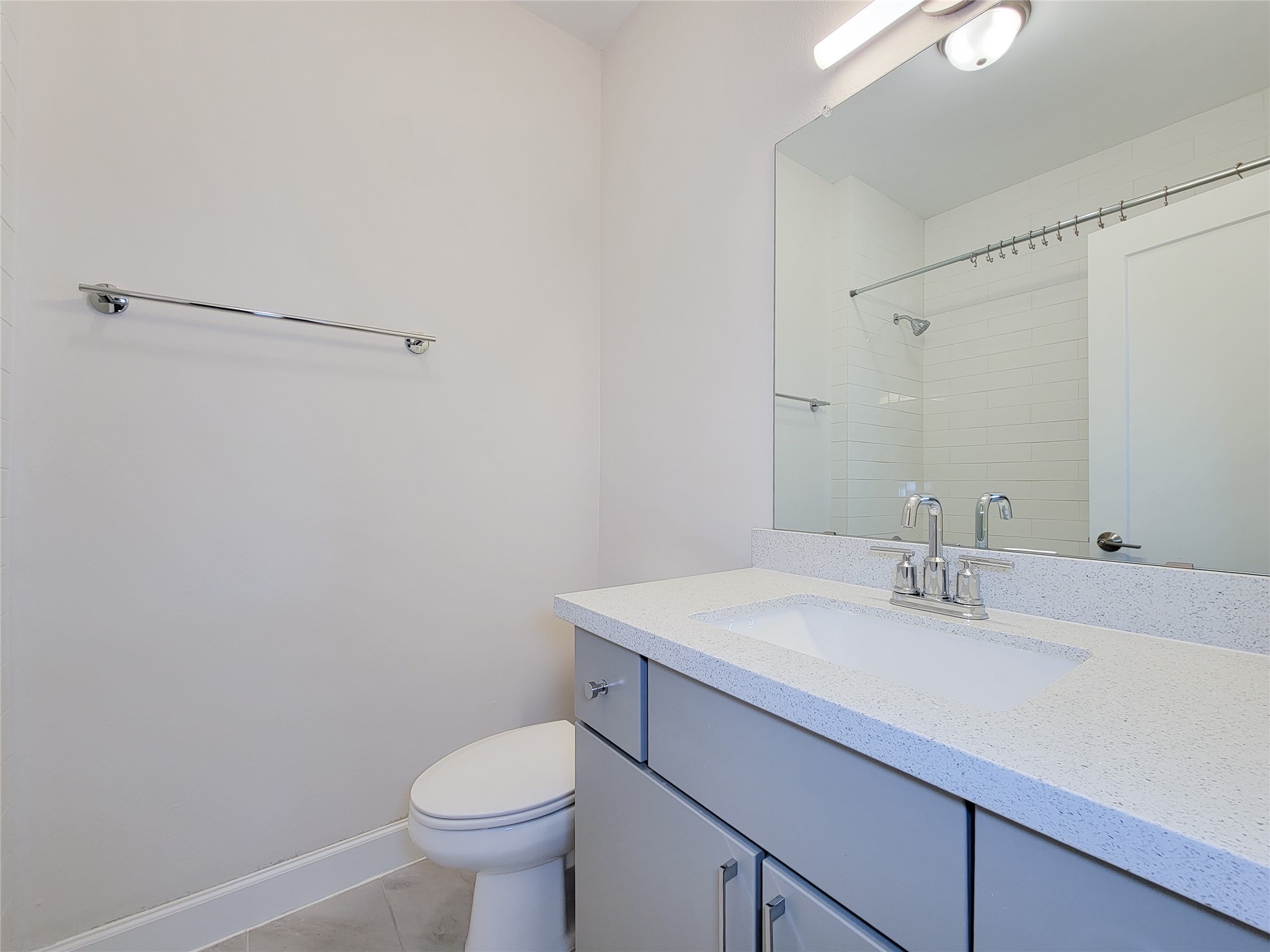 845 Fisher Street, Unit E Houston, TX 77018 - Photo 11 of 47 a bathroom with a sink toilet and a mirror