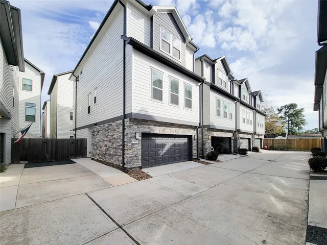 $3,300 | 845 Fisher Street, Unit E, Houston, TX 77018