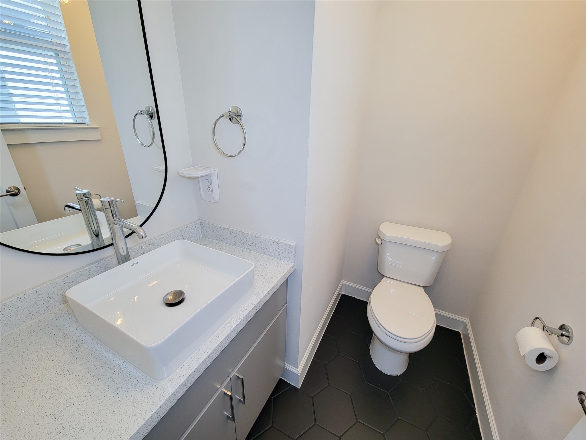 845 Fisher Street, Unit E Houston, TX 77018 - Photo 28 of 47 a bathroom with a sink toilet and vanity