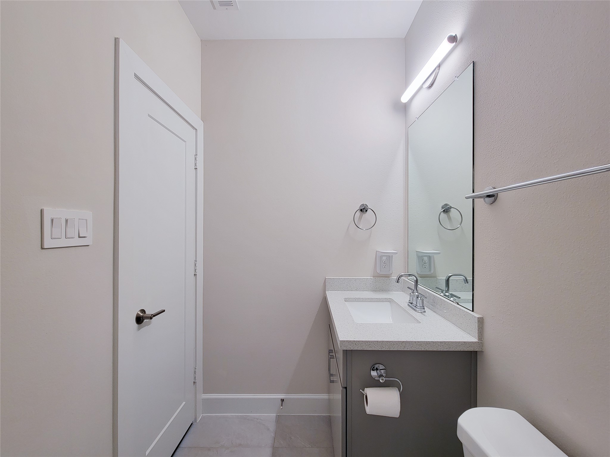 845 Fisher Street, Unit E Houston, TX 77018 - Photo 31 of 47 a bathroom with a sink a toilet and shower