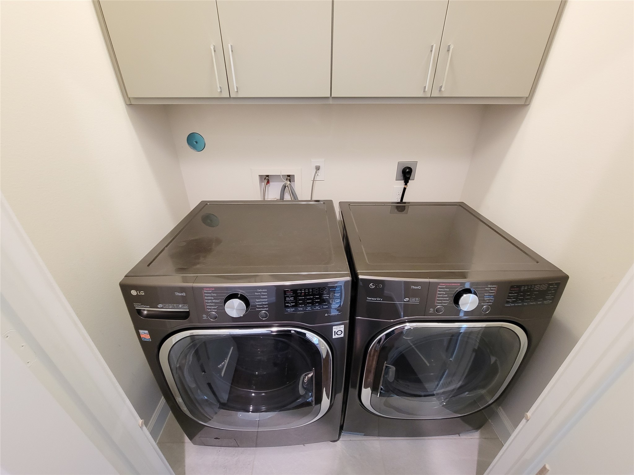 845 Fisher Street, Unit E Houston, TX 77018 - Photo 33 of 47 a utility room with dryer and washer
