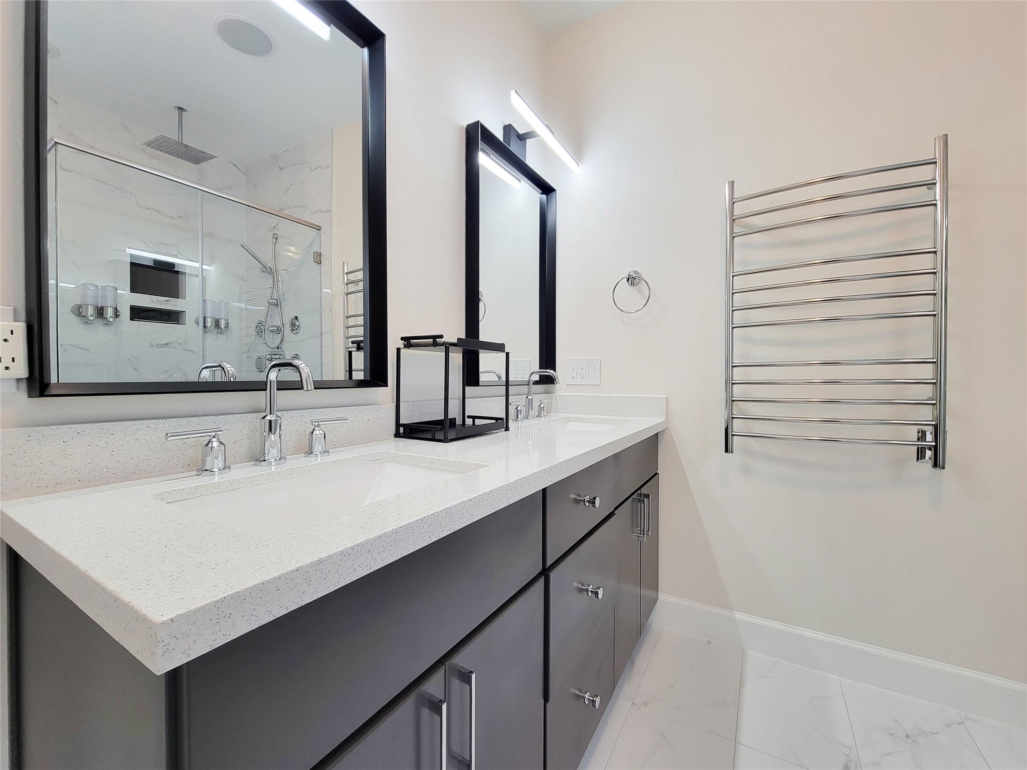 845 Fisher Street, Unit E Houston, TX 77018 - Photo 43 of 47 a bathroom with a sink and a mirror