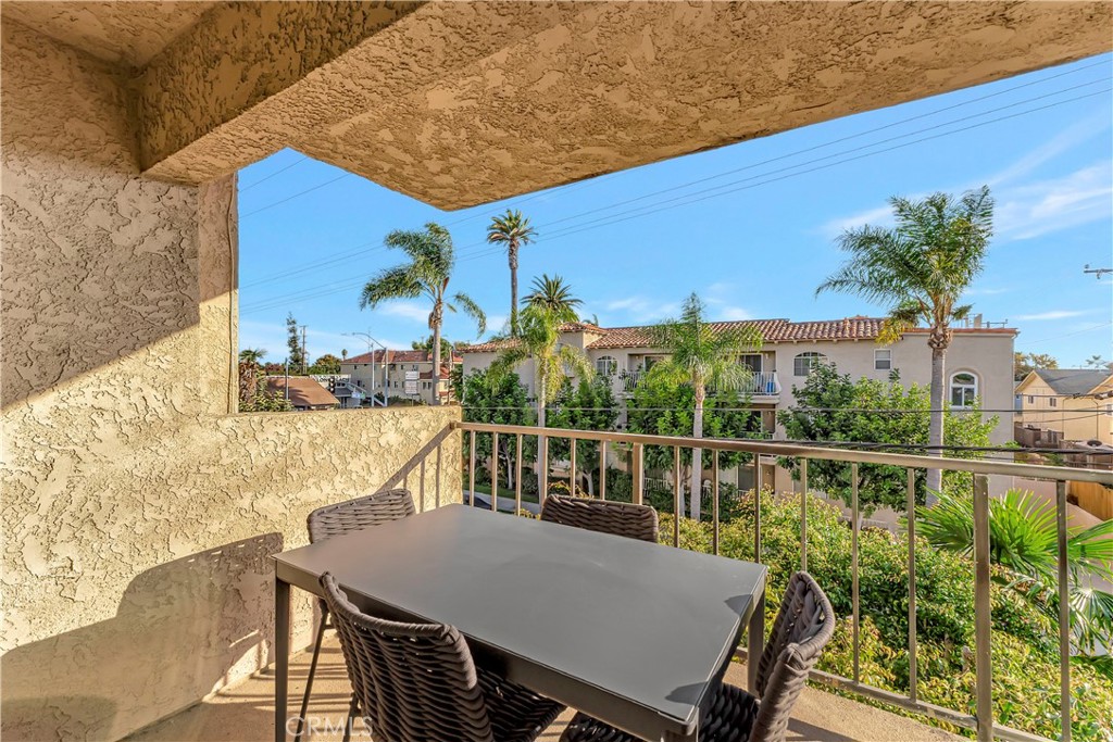 605 Redondo Avenue, Unit 308 Long Beach, CA 90814 - Photo 14 of 38 a view of a balcony dining area