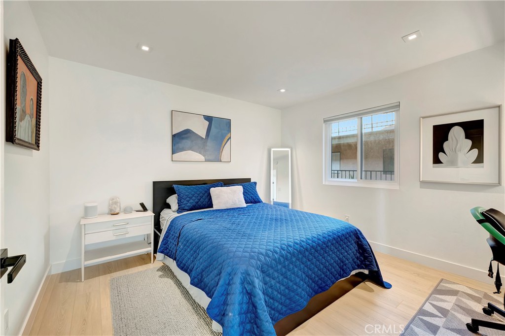 605 Redondo Avenue, Unit 308 Long Beach, CA 90814 - Photo 18 of 38 a bedroom with a large bed and a window