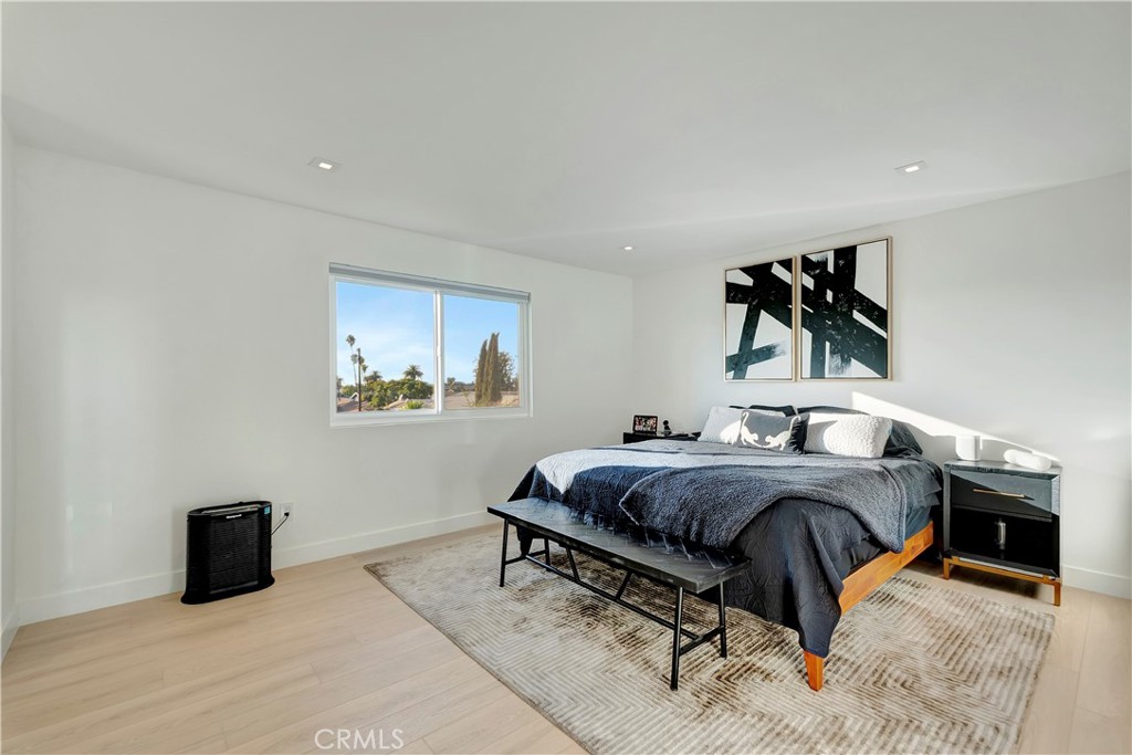 605 Redondo Avenue, Unit 308 Long Beach, CA 90814 - Photo 21 of 38 a bedroom with a bed and a painting on the wall